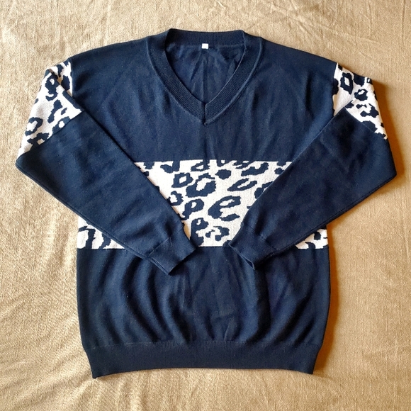 Women Black V-Neck Sweater with Leopard Print Accents Medium - Picture 1 of 5